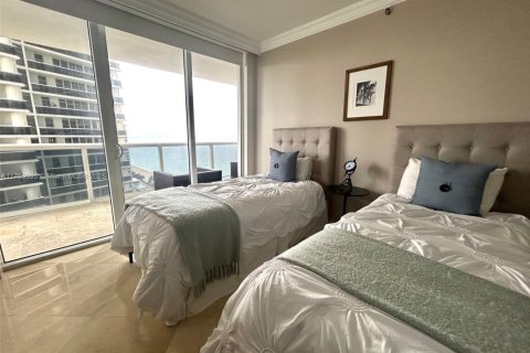 Condo in Hallandale Beach, Florida, 2 bedrooms  № 1693178 - photo 24