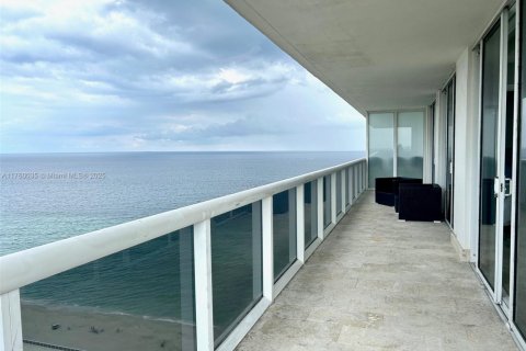 Condo in Hallandale Beach, Florida, 2 bedrooms  № 1693178 - photo 2