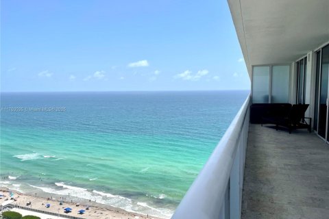 Condo in Hallandale Beach, Florida, 2 bedrooms  № 1693178 - photo 1