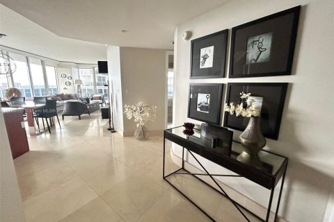 Condo in Hallandale Beach, Florida, 2 bedrooms  № 1693178 - photo 19