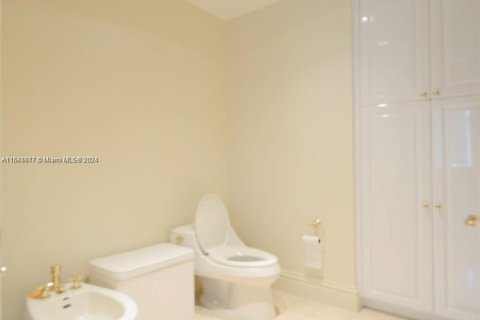 Condominio en alquiler en Bal Harbour, Florida, 2 dormitorios, 198.44 m2 № 1936582 - foto 15