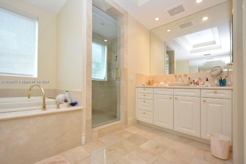 Condominio en alquiler en Bal Harbour, Florida, 2 dormitorios, 198.44 m2 № 1936582 - foto 13