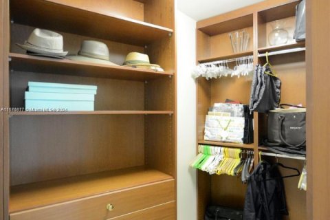 Condominio en alquiler en Bal Harbour, Florida, 2 dormitorios, 198.44 m2 № 1936582 - foto 17