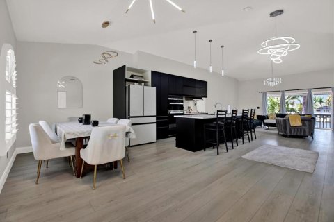 Casa en venta en Saint Petersburg, Florida, 4 dormitorios, 264.03 m2 № 1757090 - foto 9