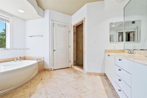 Condo in Key Biscayne, Florida, 4 bedrooms  № 1890750 - photo 17