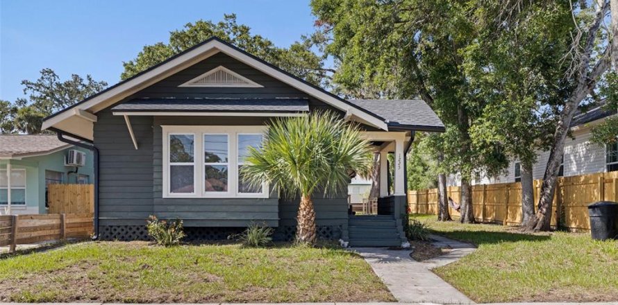 House in Saint Petersburg, Florida 3 bedrooms, 115.57 sq.m. № 1785412