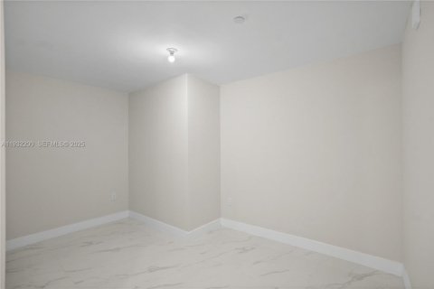 Apartamento en alquiler en Miami, Florida, 2 dormitorios, 141.49 m2 № 1990792 - foto 19