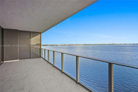 Apartamento en alquiler en Miami, Florida, 2 dormitorios, 141.49 m2 № 1990792 - foto 1