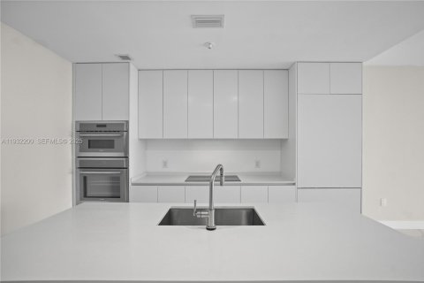 Apartamento en alquiler en Miami, Florida, 2 dormitorios, 141.49 m2 № 1990792 - foto 9