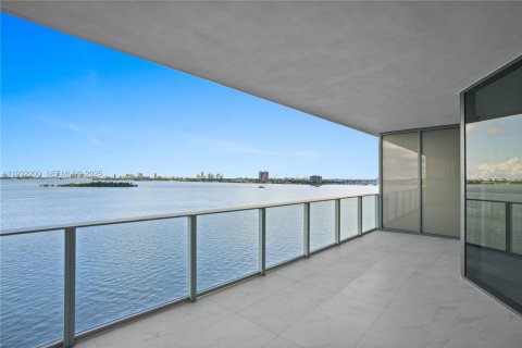 Apartamento en alquiler en Miami, Florida, 2 dormitorios, 141.49 m2 № 1990792 - foto 2