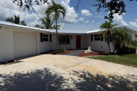 House in Port Charlotte, Florida 2 bedrooms, 120.22 sq.m. № 1903340 - photo 2