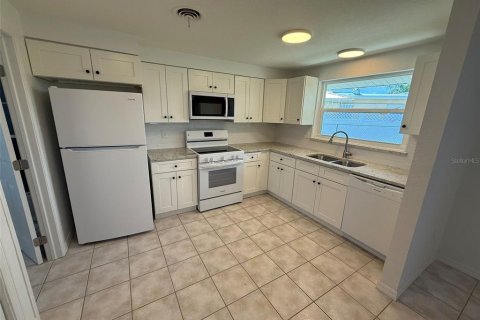 House in Port Charlotte, Florida 2 bedrooms, 120.22 sq.m. № 1903340 - photo 10