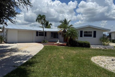 House in Port Charlotte, Florida 2 bedrooms, 120.22 sq.m. № 1903340 - photo 1