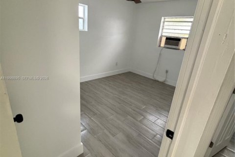 Casa en alquiler en Opa-locka, Florida, 2 dormitorios, 180.23 m2 № 2060945 - foto 6