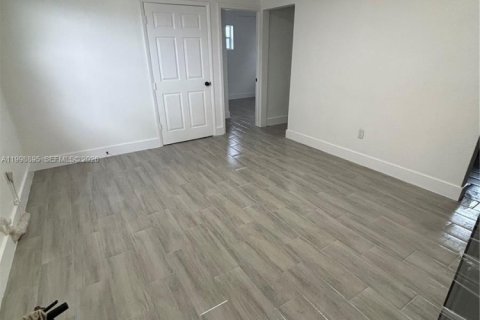 Casa en alquiler en Opa-locka, Florida, 2 dormitorios, 180.23 m2 № 2060945 - foto 5