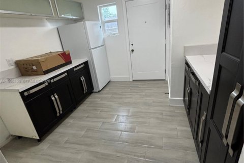 Casa en Opa-locka, Florida 2 dormitorios, 180.23 m2 № 2060945