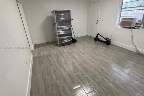 Casa en alquiler en Opa-locka, Florida, 2 dormitorios, 180.23 m2 № 2060945 - foto 3