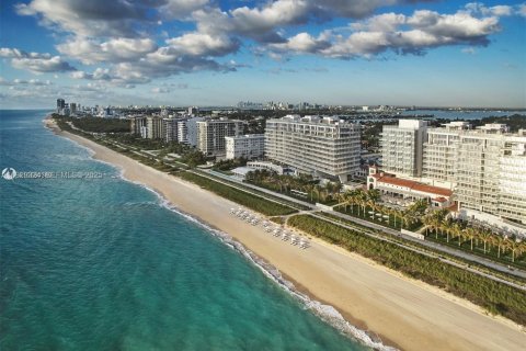 Condominio en venta en Surfside, Florida, 2 dormitorios, 188.03 m2 № 1987608 - foto 17