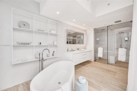 Condominio en venta en Surfside, Florida, 2 dormitorios, 188.03 m2 № 1987608 - foto 11