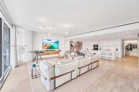 Condominio en venta en Surfside, Florida, 2 dormitorios, 188.03 m2 № 1987608 - foto 2