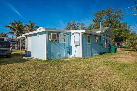 Commercial property in Port Charlotte, Florida № 2052735 - photo 6