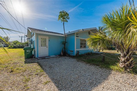 Commercial property in Port Charlotte, Florida № 2052735 - photo 4