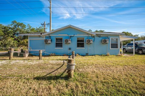 Commercial property in Port Charlotte, Florida № 2052735