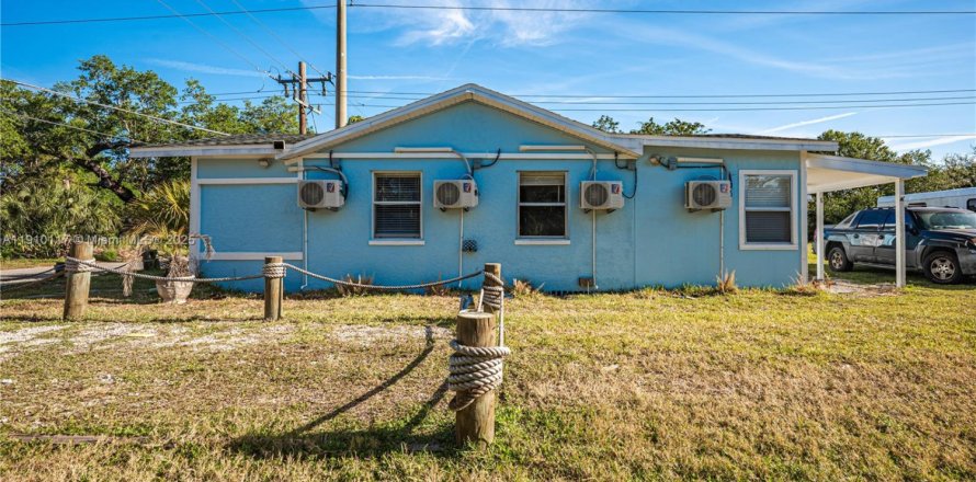 Commercial property in Port Charlotte, Florida № 2052735