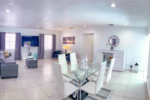House in Lauderdale Lakes, Florida 3 bedrooms, 120.77 sq.m. № 1683664 - photo 16