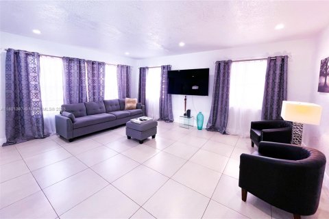 House in Lauderdale Lakes, Florida 3 bedrooms, 120.77 sq.m. № 1683664 - photo 10