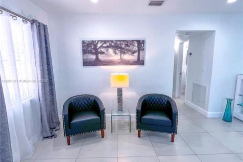 House in Lauderdale Lakes, Florida 3 bedrooms, 120.77 sq.m. № 1683664 - photo 11