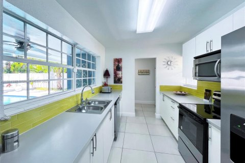 House in Lauderdale Lakes, Florida 3 bedrooms, 120.77 sq.m. № 1683664 - photo 21
