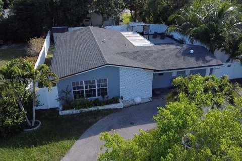 House in Lauderdale Lakes, Florida 3 bedrooms, 120.77 sq.m. № 1683664 - photo 1