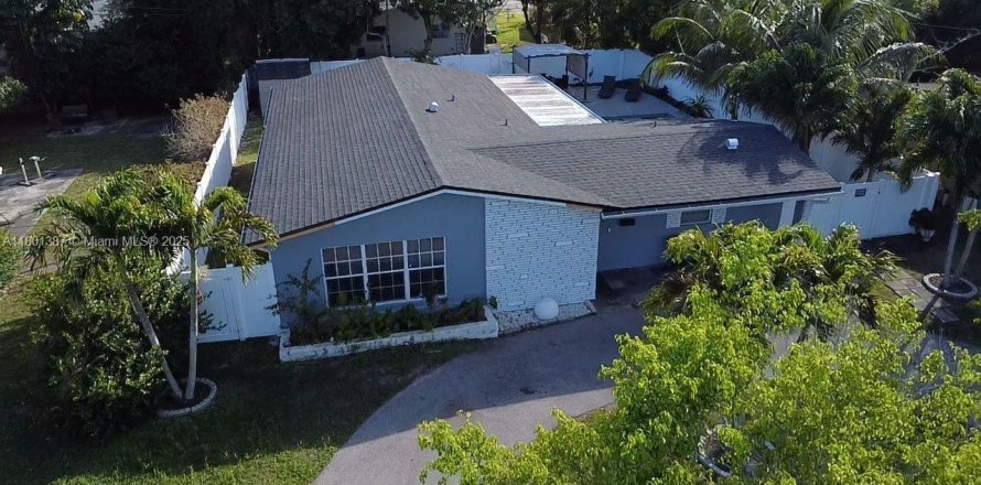 House in Lauderdale Lakes, Florida 3 bedrooms, 120.77 sq.m. № 1683664