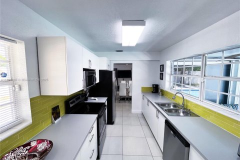 House in Lauderdale Lakes, Florida 3 bedrooms, 120.77 sq.m. № 1683664 - photo 20