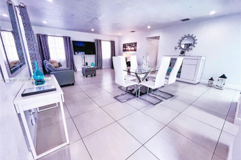 House in Lauderdale Lakes, Florida 3 bedrooms, 120.77 sq.m. № 1683664 - photo 17
