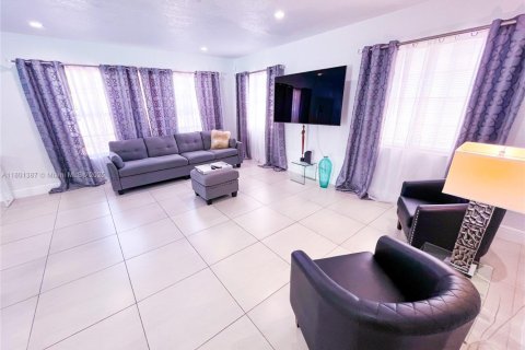 House in Lauderdale Lakes, Florida 3 bedrooms, 120.77 sq.m. № 1683664 - photo 13