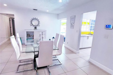 House in Lauderdale Lakes, Florida 3 bedrooms, 120.77 sq.m. № 1683664 - photo 19