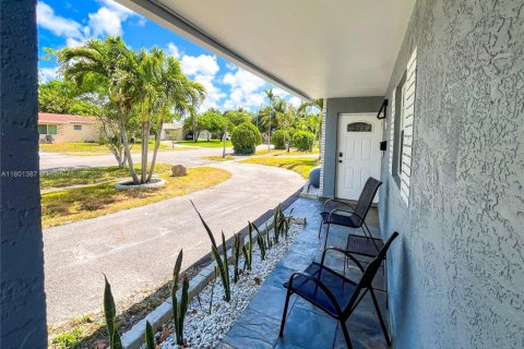 House in Lauderdale Lakes, Florida 3 bedrooms, 120.77 sq.m. № 1683664 - photo 8