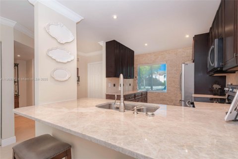 Townhouse in Pembroke Pines, Florida 3 bedrooms, 126.44 sq.m. № 2012924 - photo 12