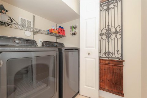 Townhouse in Pembroke Pines, Florida 3 bedrooms, 126.44 sq.m. № 2012924 - photo 17