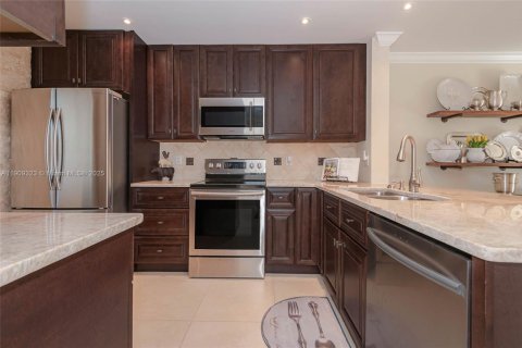 Townhouse in Pembroke Pines, Florida 3 bedrooms, 126.44 sq.m. № 2012924 - photo 13