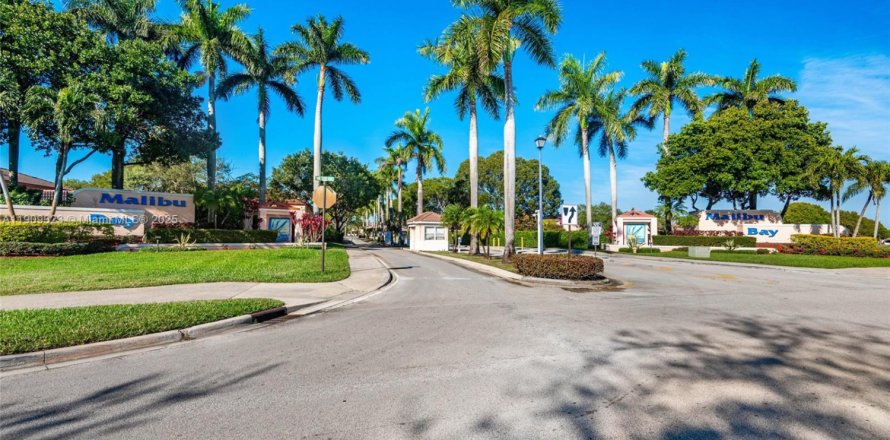 Townhouse in Pembroke Pines, Florida 3 bedrooms, 126.44 sq.m. № 2012924