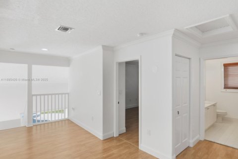 Casa en alquiler en Pembroke Pines, Florida, 5 dormitorios, 310.76 m2 № 1948278 - foto 27