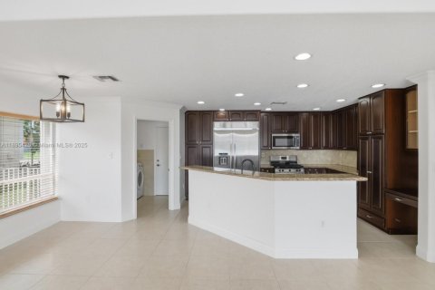 Casa en alquiler en Pembroke Pines, Florida, 5 dormitorios, 310.76 m2 № 1948278 - foto 15