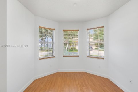 Casa en alquiler en Pembroke Pines, Florida, 5 dormitorios, 310.76 m2 № 1948278 - foto 13