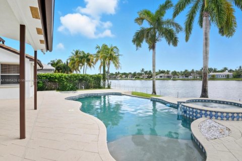 Casa en alquiler en Pembroke Pines, Florida, 5 dormitorios, 310.76 m2 № 1948278 - foto 2