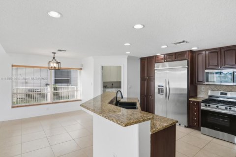 Casa en alquiler en Pembroke Pines, Florida, 5 dormitorios, 310.76 m2 № 1948278 - foto 16