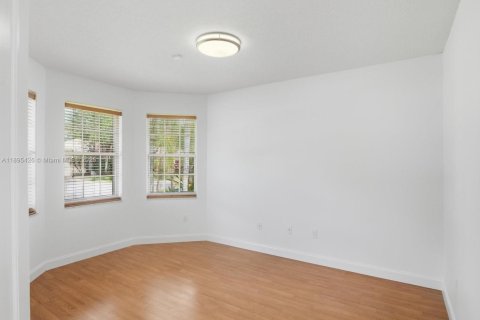 Casa en alquiler en Pembroke Pines, Florida, 5 dormitorios, 310.76 m2 № 1948278 - foto 12