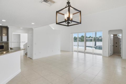 Casa en alquiler en Pembroke Pines, Florida, 5 dormitorios, 310.76 m2 № 1948278 - foto 19